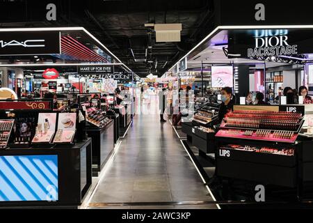 Hong Kong, Chine. 8 février 2020. Un grand magasin presque vide est vu à Hong Kong. Hong Kong le 8 février 2020 a commencé à faire appliquer une quarantaine obligatoire de deux semaines à toute personne arrivant de Chine continentale pour empêcher la propagation du nouveau coronavirus mortel. Crédit: Keith Tsuji/Zuma Wire/Alay Live News Banque D'Images