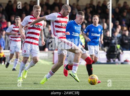 Alex Gogic de Hamilton (à gauche) et les Rangers Ryan Kent (à droite) lors du cinquième match de la coupe écossaise William Hill au Fountain of Youth Stadium, à Hamilton. Banque D'Images