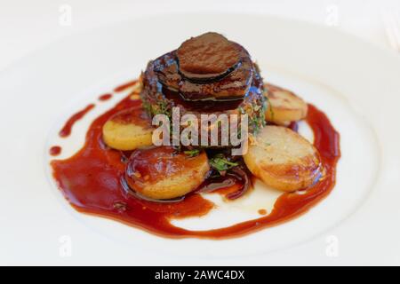 Bifteck de boeuf avec foie gras et truffes, gros plan Banque D'Images