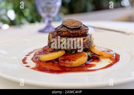 Bifteck de Chateaubriand avec foie gras et truffe, plat français Banque D'Images