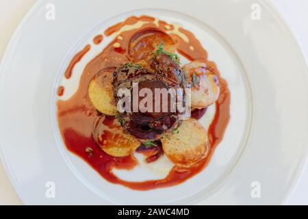 Filet mignon steak avec pommes de terre tiré d'en haut Banque D'Images