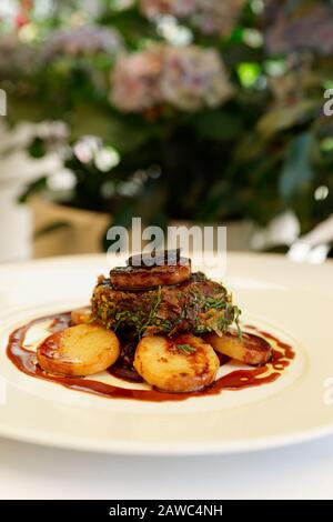 Steak de filet mignon avec foie gras et truffe servis à l'extérieur Banque D'Images