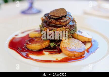 Bifteck de Chateaubriand avec foie gras et truffe, plat français Banque D'Images