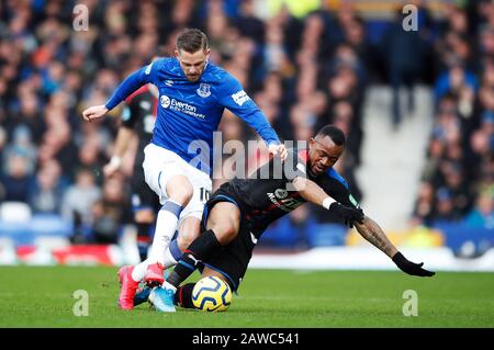 Jordan Ayew (à droite) et Gylfi Sigurdsson d'Everton combattent pour le ballon lors du match de la Premier League à Goodison Park, Liverpool. Banque D'Images