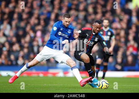 Jordan Ayew (à droite) et Gylfi Sigurdsson d'Everton combattent pour le ballon lors du match de la Premier League à Goodison Park, Liverpool. Banque D'Images