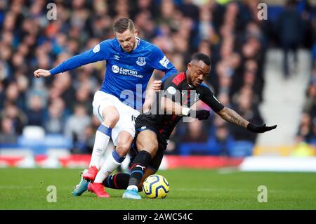 Jordan Ayew (à droite) et Gylfi Sigurdsson d'Everton combattent pour le ballon lors du match de la Premier League à Goodison Park, Liverpool. Banque D'Images