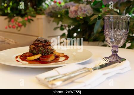 Steak de filet au foie gras et truffes, plat français servi sur le patio d'été Banque D'Images