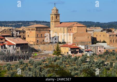 L'hôtel de ville Renaissance et les rues pavées environnantes d'Arnes, une ville fortifiée médiévale dans le parc naturel d'Els ports, Catalogne Banque D'Images