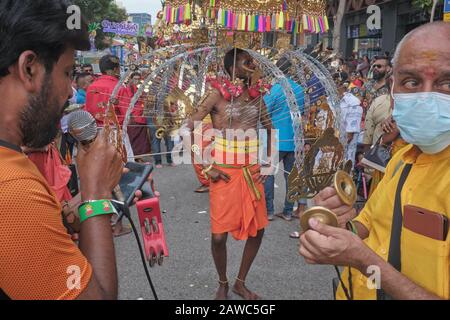 Pour le festival hindou de Thaipusam, un participant porte un Kavadi en l'honneur de dieu Murugan, accompagné de sa famille et de ses amis; Little India, Singapour Banque D'Images