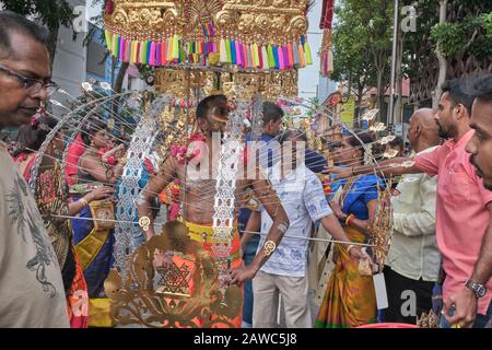 Pour le festival hindou de Thaipusam, un participant porte un Kavadi en l'honneur de dieu Murugan, accompagné de sa famille et de ses amis; Little India, Singapour Banque D'Images