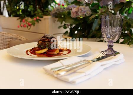 Bifteck de Chateaubriand avec foie gras et truffe, plat français servi sur le patio d'été Banque D'Images