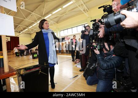 Dublin, Irlande. 8 février 2020. Élection Générale 2020. La présidente de Sinn Fein, Mary Lou McDonald, a voté dans les urnes au bureau de vote de l'École des garçons de Saint-Joseph, chemin Navan, Cabra Dublin. Photo: Sasko Lazarov/Rollingnews.Ie/Alay Live News Banque D'Images