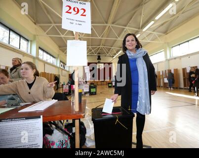 Dublin, Irlande. 8 février 2020. Élection Générale 2020. La présidente de Sinn Fein, Mary Lou McDonald, a voté dans les urnes au bureau de vote de l'École des garçons de Saint-Joseph, chemin Navan, Cabra Dublin. Photo: Sasko Lazarov/Rollingnews.Ie/Alay Live News Banque D'Images