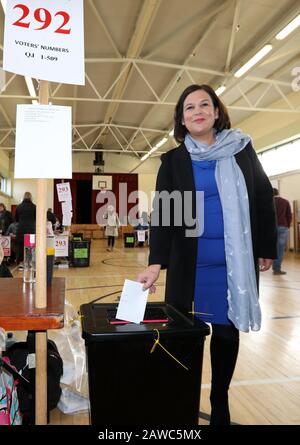 Dublin, Irlande. 8 février 2020. Élection Générale 2020. La présidente de Sinn Fein, Mary Lou McDonald, a voté dans les urnes au bureau de vote de l'École des garçons de Saint-Joseph, chemin Navan, Cabra Dublin. Photo: Leah Farrell/Rollingnews.Ie/Alay Live News Banque D'Images