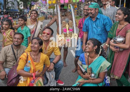 Pour le festival (hindou) de Thaipusam, un participant porte un Kavadi (en l'honneur de dieu Murugan, avec des amis posant pour une photo; Little India, Singapour Banque D'Images