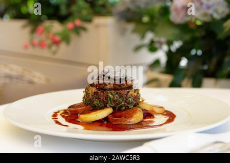 Bifteck de Chateaubriand avec foie gras et truffe, plat français servi sur le patio d'été Banque D'Images