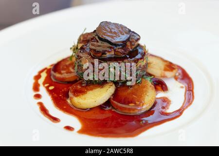 Steak de filet au foie gras et truffe, plat français Banque D'Images