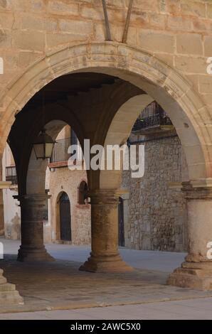 L'hôtel de ville Renaissance et les rues pavées environnantes d'Arnes, une ville fortifiée médiévale dans le parc naturel d'Els ports, Catalogne Banque D'Images