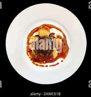 Filet mignon steak avec pommes de terre tiré de dessus, isolé sur fond noir Banque D'Images