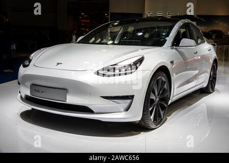 Bruxelles - JAN 9, 2020 : Nouveau modèle de voiture électrique Tesla 3 présenté à l'Autosalon 2020 Bruxelles Salon de l'automobile. Banque D'Images