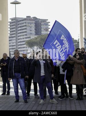 Naples, CAMPANIE, ITALIE. 8 février 2020. 03/08/2020 Naples, la Ligue du Nord s'est réunie ce matin dans le nord de Naples à Scampia, sur la place centrale. le secrétaire régional sur. Nicola Molteni, sur Gianluca Cantalamessa, et Pina Castiello.Dans la photo: Crédit: Fabio Sasso/ZUMA Wire/Alay Live News Banque D'Images