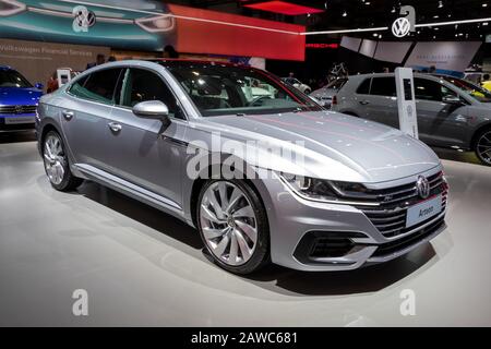 Bruxelles - 9 JANVIER 2020: Nouveau modèle de voiture Volkswagen Arteon présenté au salon automobile Bruxelles Autosalon 2020. Banque D'Images