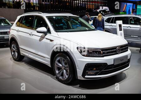 Bruxelles - 9 JANVIER 2020: Nouveau modèle de voiture Volkswagen Tiguan présenté au salon automobile Bruxelles Autosalon 2020. Banque D'Images