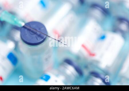 Seringue avec goutte de vaccin sur les flacons de médecine avec place pour le texte. Prise de vue macro. Banque D'Images