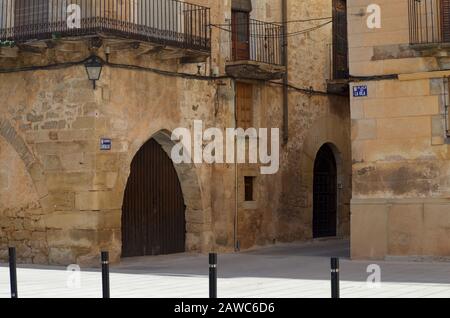 L'hôtel de ville Renaissance et les rues pavées environnantes d'Arnes, une ville fortifiée médiévale dans le parc naturel d'Els ports, Catalogne Banque D'Images