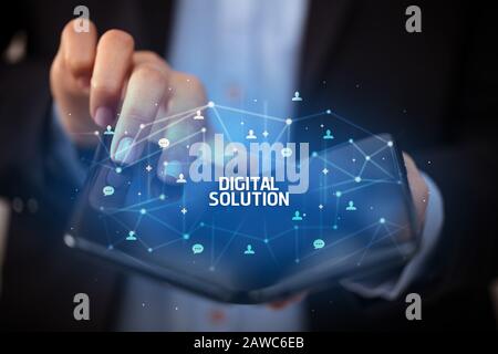 Businessman holding un smartphone avec l'inscription de la Solution numérique, nouvelle technologie concept