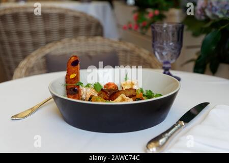 Apéritif de foie gras frit, fromage camembert et pain sucré servi sur le patio vert du restaurant Banque D'Images