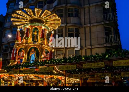 Feux de Noël et carrousel sur le marché de noël, Birmingham Royaume-Uni Banque D'Images