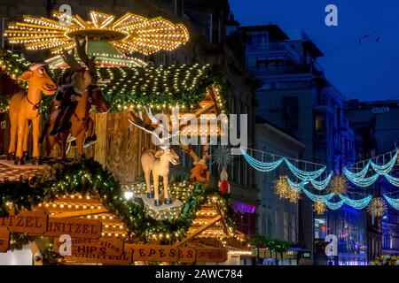 Illuminations de Noël sur le marché extérieur des chéristmas Banque D'Images