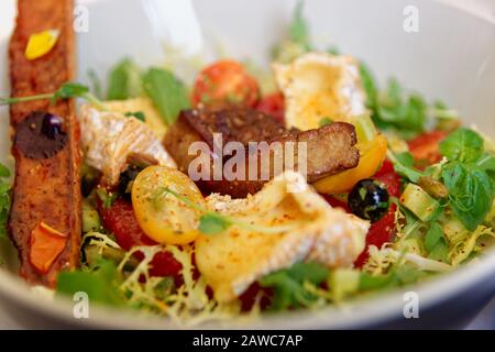 Apéritif de foie gras frit, fromage camembert et pain sucré, gros plan Banque D'Images