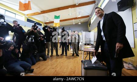 Dublin, Irlande. 8 février 2020. Élection Générale 2020. Taoiseach et le chef du Fine Gael Leo Varadkar entouré de médias tout en prononquant son vote dans les urnes au bureau de vote de Scoil Thomáis, Castleknock, Dublin. Photo: Sam Boal/Rollingnews.Ie/Alay Live News Banque D'Images