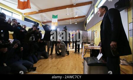 Dublin, Irlande. 8 février 2020. Élection Générale 2020. Taoiseach et le chef du Fine Gael Leo Varadkar entouré de médias tout en prononquant son vote dans les urnes au bureau de vote de Scoil Thomáis, Castleknock, Dublin. Photo: Sam Boal/Rollingnews.Ie/Alay Live News Banque D'Images