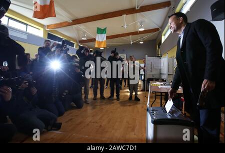 Dublin, Irlande. 8 février 2020. Élection Générale 2020. Taoiseach et le chef du Fine Gael Leo Varadkar entouré de médias tout en prononquant son vote dans les urnes au bureau de vote de Scoil Thomáis, Castleknock, Dublin. Photo: Sam Boal/Rollingnews.Ie/Alay Live News Banque D'Images