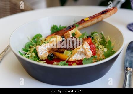 Entrée de foie de canard frit, camembert et laitue avec argenterie classique Banque D'Images