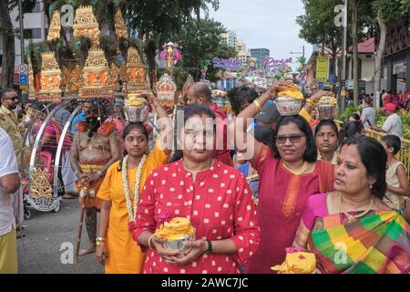 Pour le festival hindou de Thaipusam, un participant porte un Kavadi (l) en l'honneur de dieu Murugan, accompagné de sa famille et de ses amis; Little India, Singapour Banque D'Images