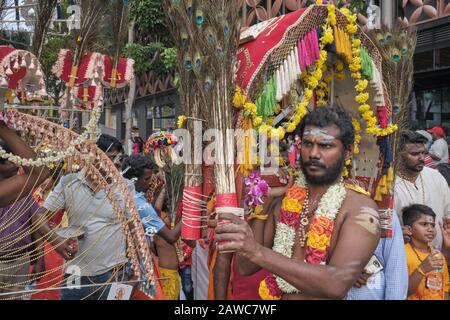 Pour le festival hindou de Thaipusam, un participant porte un sanctuaire symbolique avec des plumes de paon, en l'honneur de dieu Murugan; Little India, Singapour Banque D'Images