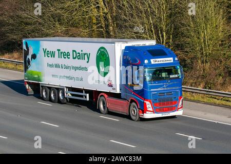 Journal de l'arbre de Yew ; camions de livraison Harrisons Haulage, camion, transport, camion, transporteur de fret, véhicule Volvo, industrie du transport, M61 à Manchester, Royaume-Uni Banque D'Images