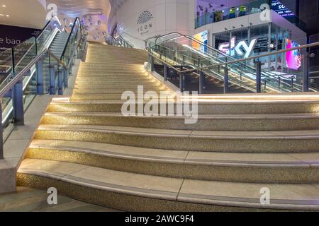 L'escalier principal et l'entrée de l'intérieur du dôme du millénaire de l'oxygène dans le nord de Greenwich à Londres Banque D'Images