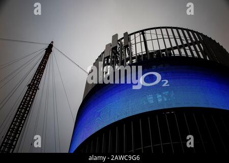 L'extérieur du dôme du millénaire de l'O2 à North Greenwich, Londres avec un hoarding publicitaire électronique de l'O2 Banque D'Images