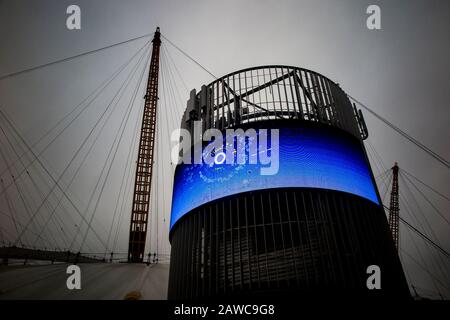 L'extérieur du dôme du millénaire de l'O2 à North Greenwich, Londres avec un hoarding publicitaire électronique de l'O2 Banque D'Images