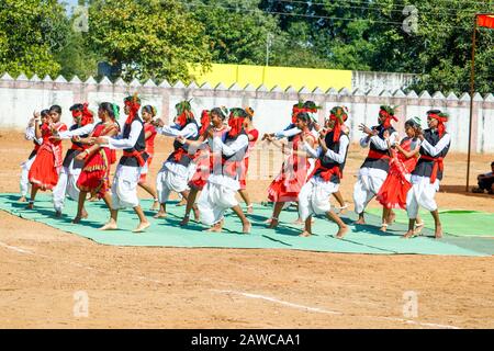 Sijhora Inde 26 Janvier. 2020 : les filles et les garçons de Teenage effectuent des danses tribales de groupe au lycée le jour de la République Banque D'Images