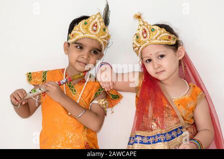 Les enfants s'habillent comme la déité hindoue Krishna et son consort Radha pendant le festival Janmashtami. Banque D'Images