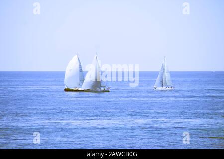 Course à voile à Santa Marinella, Lazio, Italie Banque D'Images