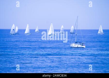 Course à voile à Santa Marinella, Lazio, Italie Banque D'Images