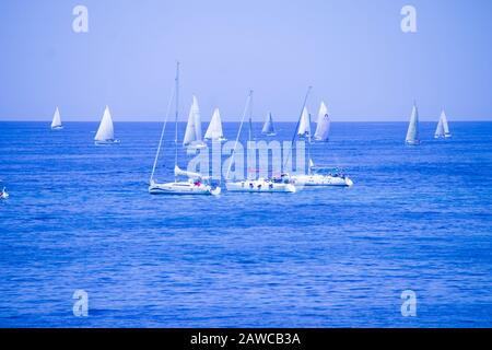 Course à voile à Santa Marinella, Lazio, Italie Banque D'Images