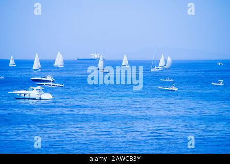 Course à voile à Santa Marinella, Lazio, Italie Banque D'Images